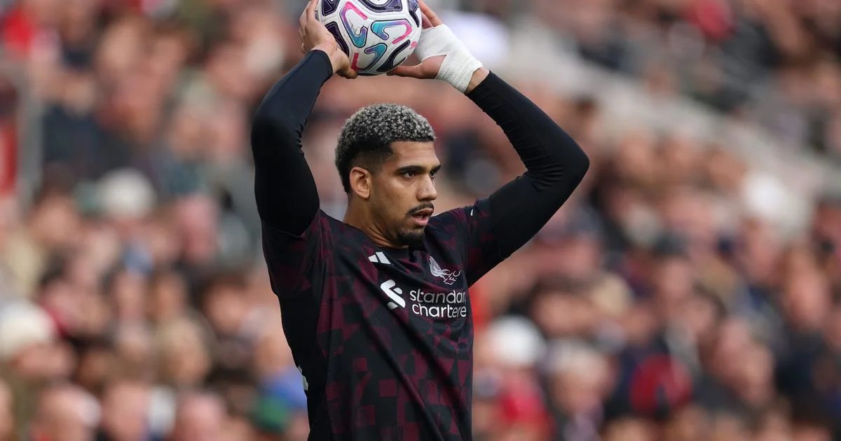Ronald Araujo avalia futuro no Liverpool e adaptação na lateral