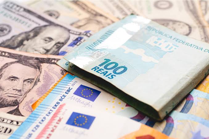 Euro recua frente ao real e Bolsas europeias fecham em alta