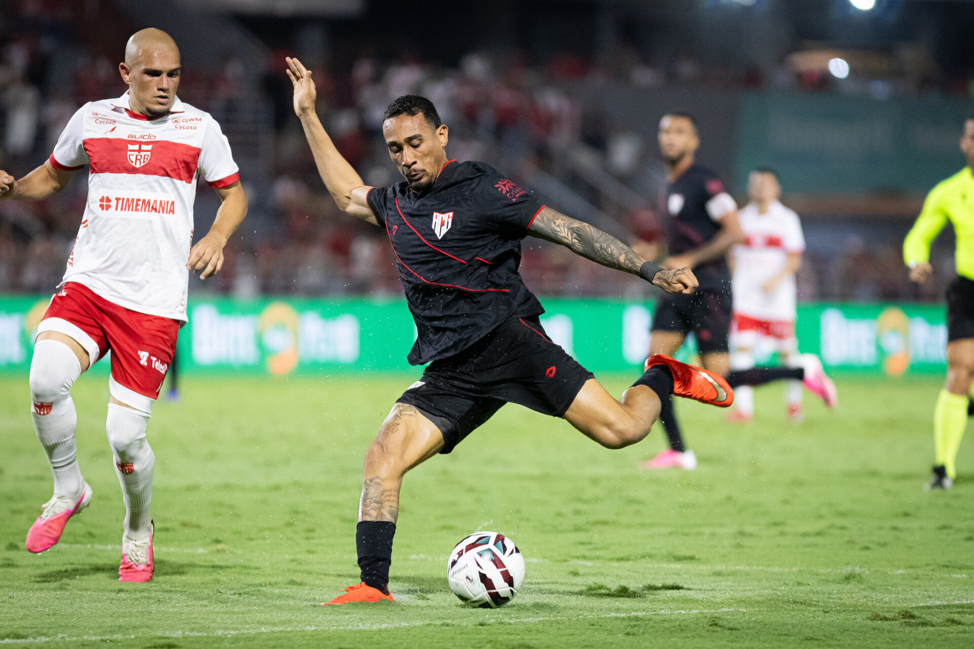 CRB vence o Atlético-GO por 3 a 1 e embola a tabela da Série B