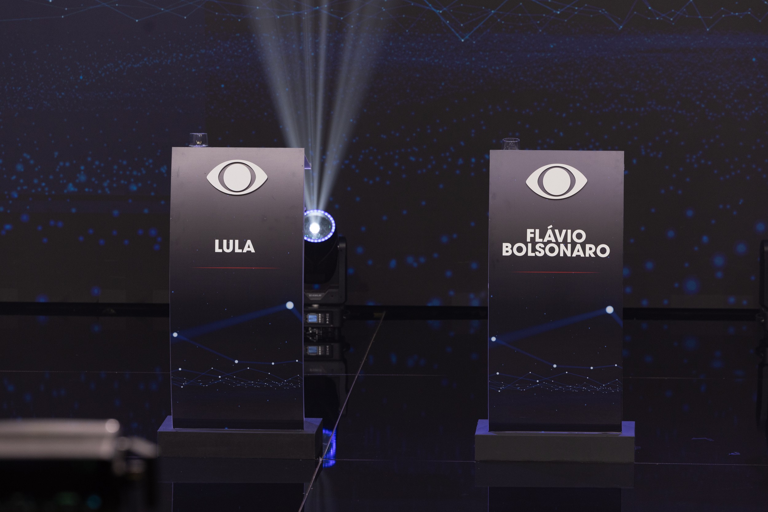 Lula e Flávio Bolsonaro se preparam para primeiro debate presidencial