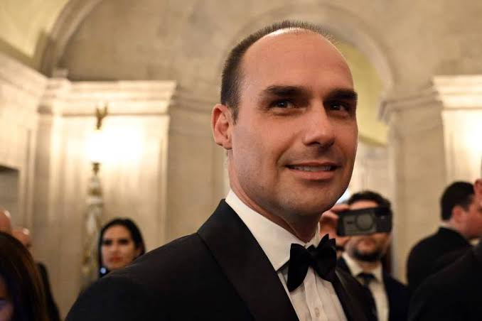 Eduardo defende saída de Flávio do país em caso de derrota e critica urnas