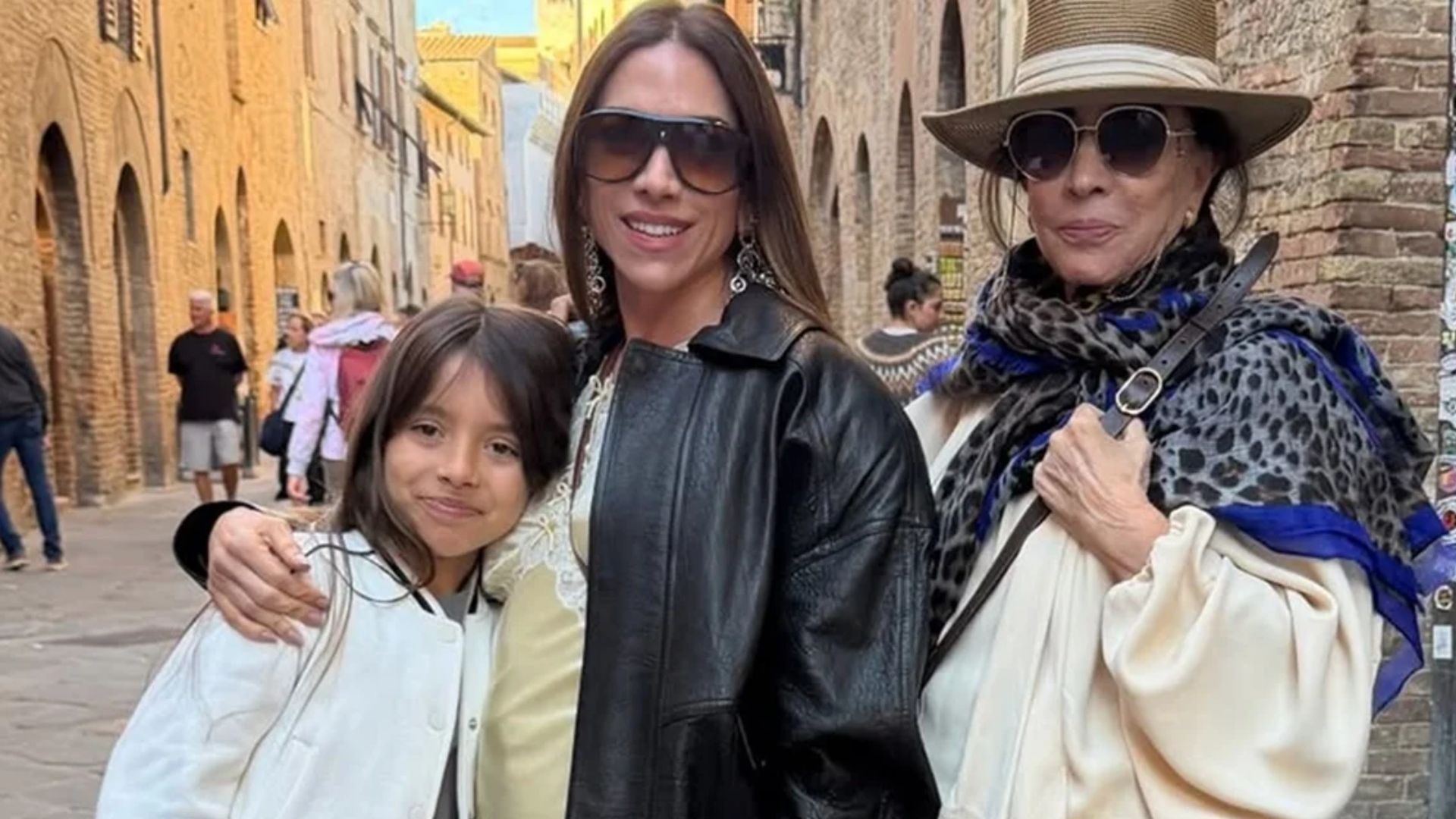 Patrícia Abravanel surge sem aliança em viagem e recebe apoio