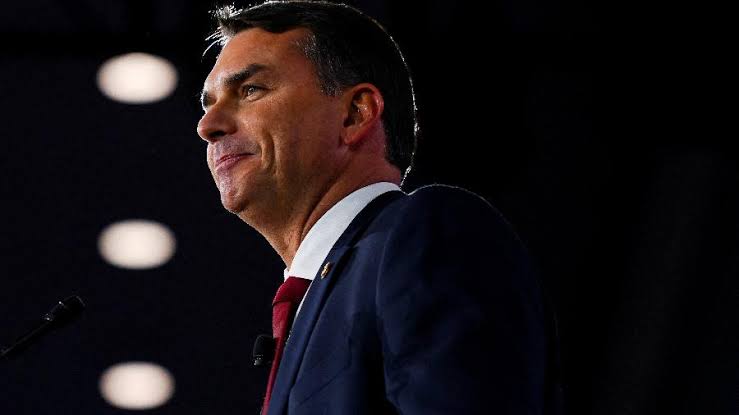 Flávio Bolsonaro defende maioria no Congresso para mudar Constituição