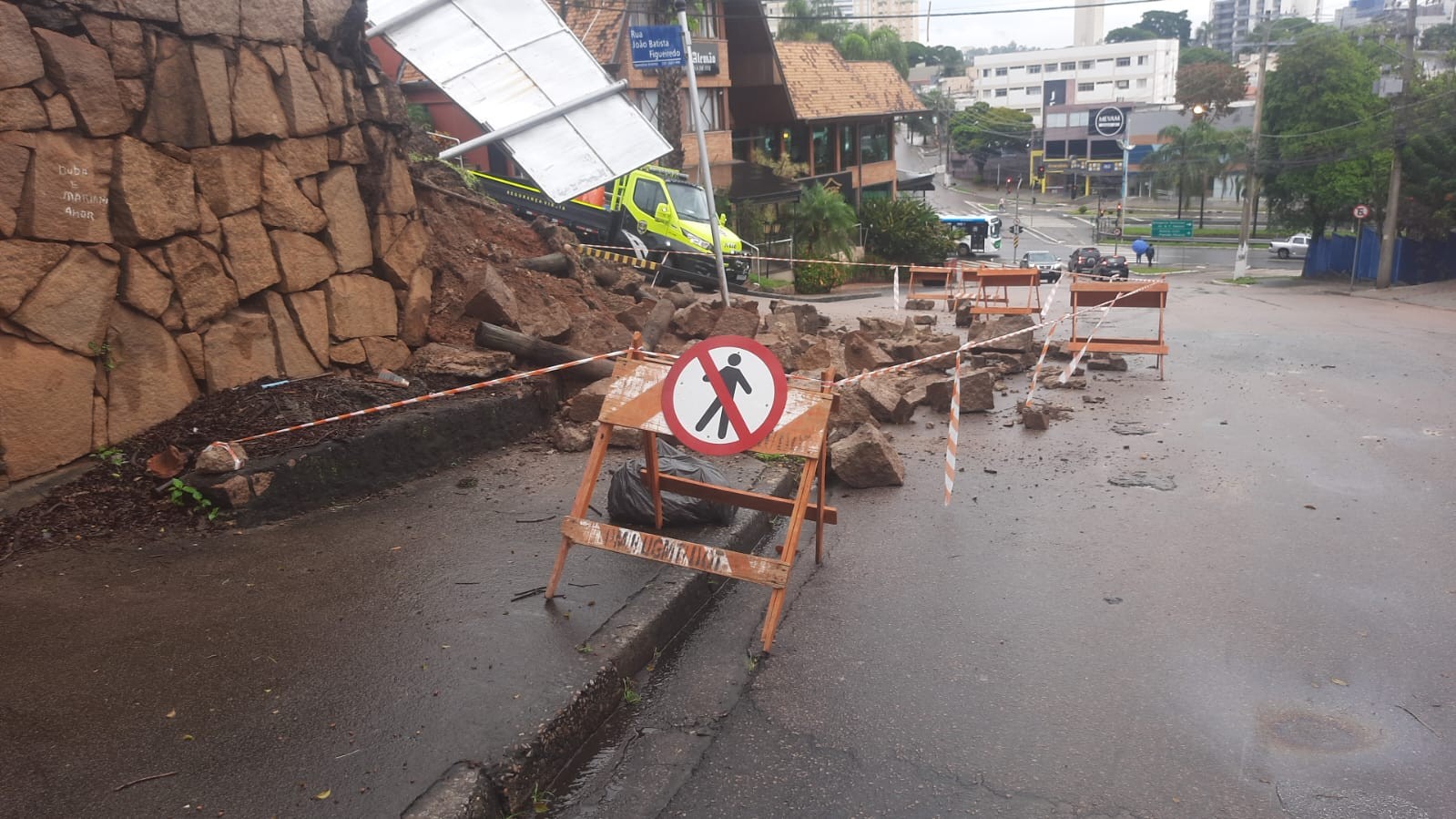 Chuva forte causa queda de muro, alagamentos e transtornos em Jundiaí