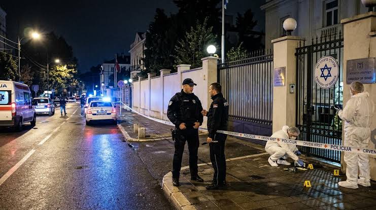 Policial mata agressor em frente à embaixada de Israel na Sérvia