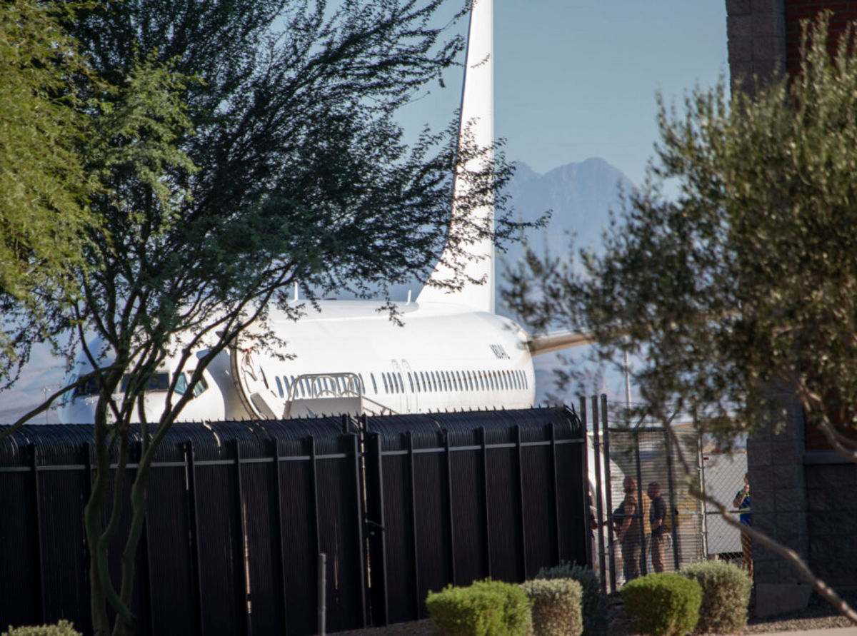 Incidente com jato do ICE provoca vazamento e paralisa pista no Arizona