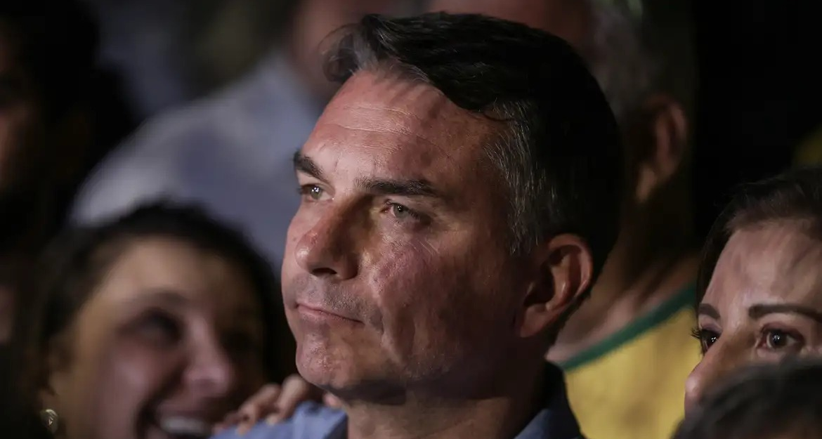 Flávio Bolsonaro defende fim da reeleição já em eventual mandato presidencial