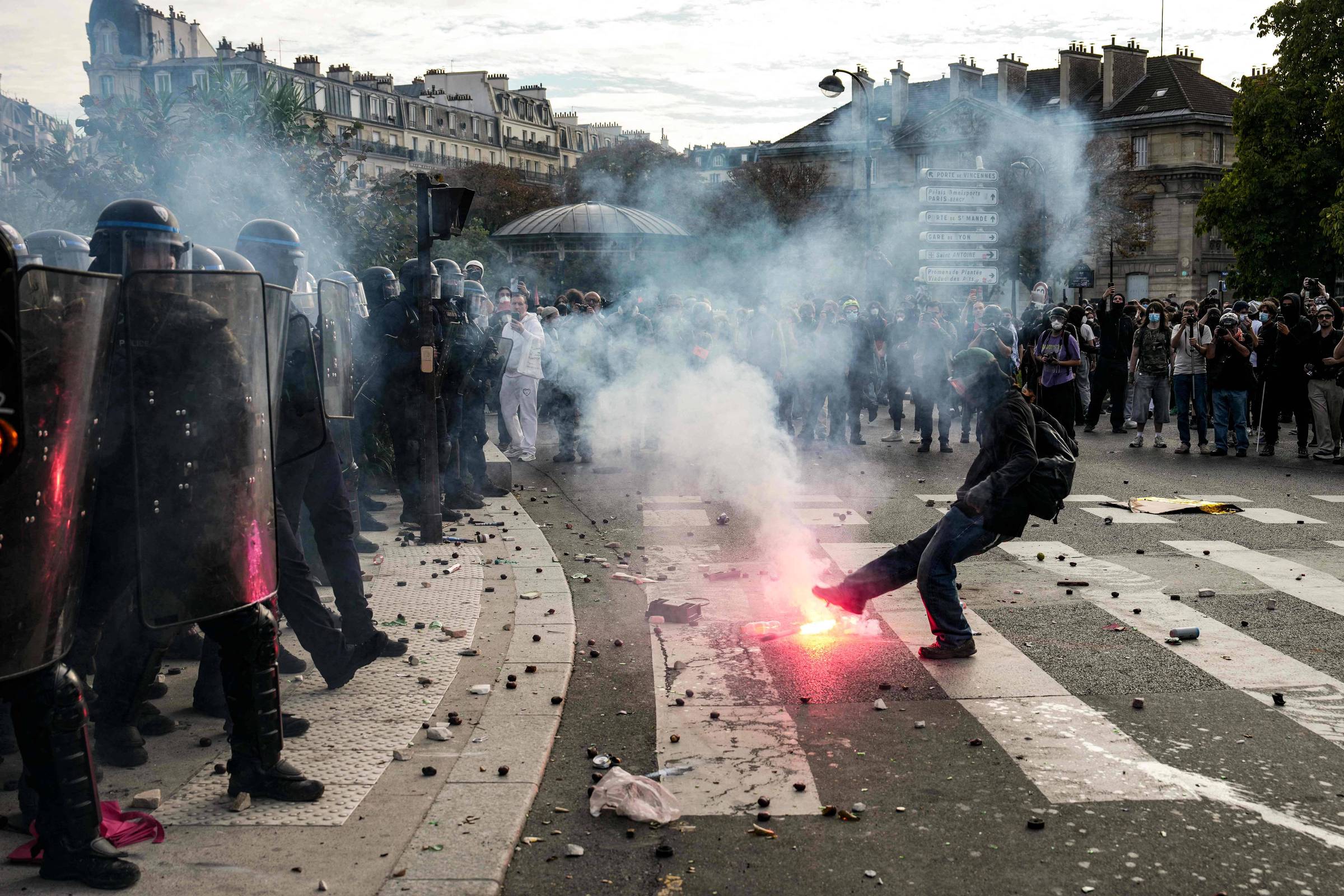 França suspende granadas de efeito moral em protestos estudantis