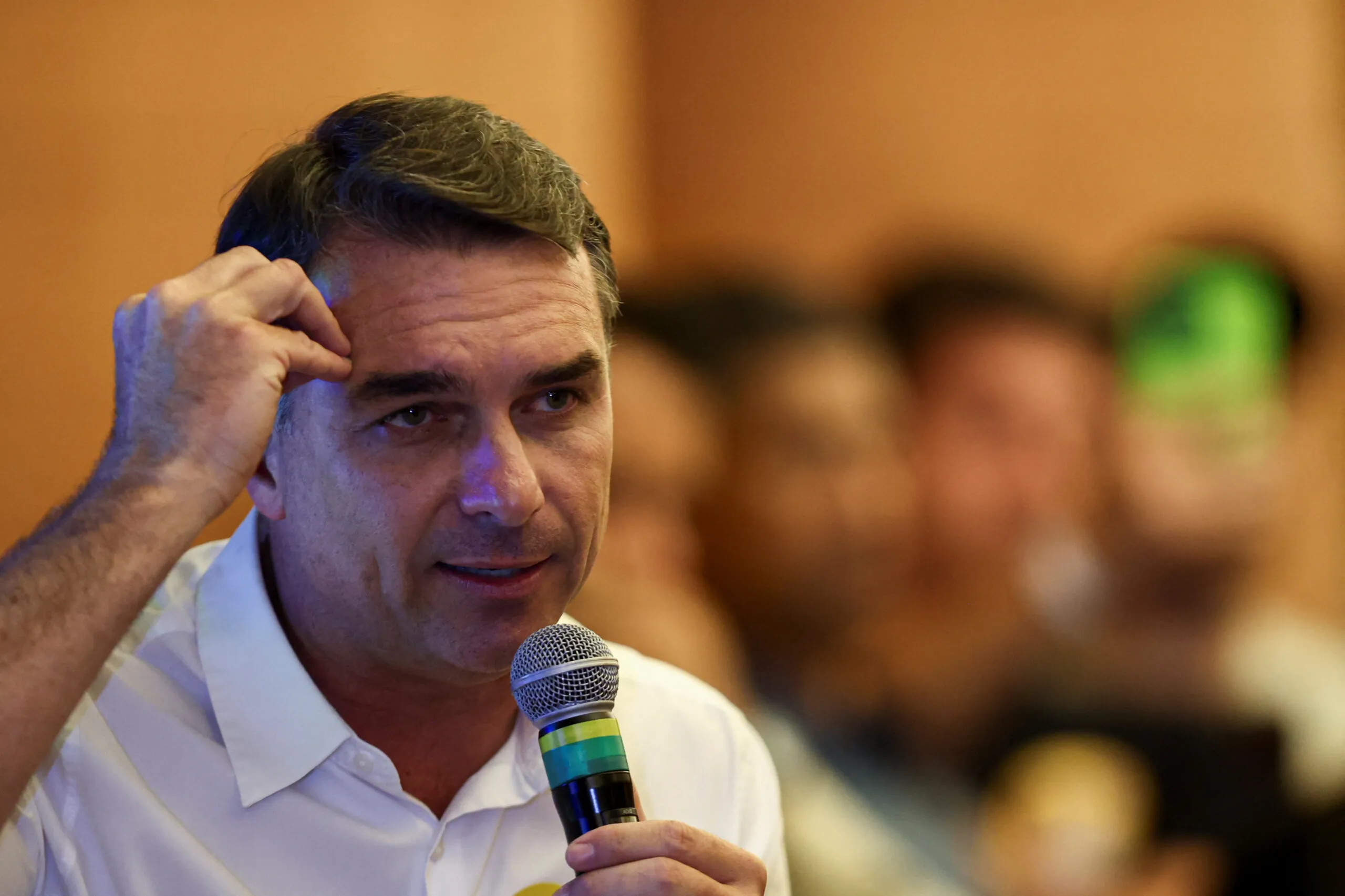 Polícia Federal investiga paradeiro de Flávio Bolsonaro após ordem do STF