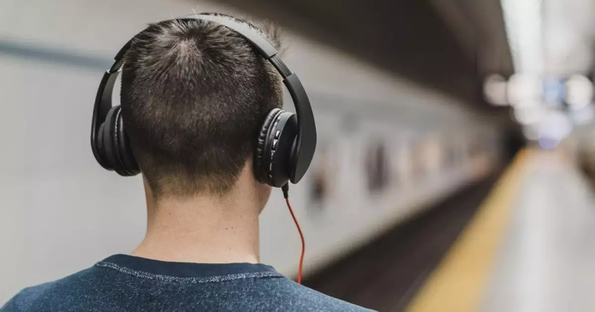 Uso excessivo de fones de ouvido pode causar danos auditivos permanentes