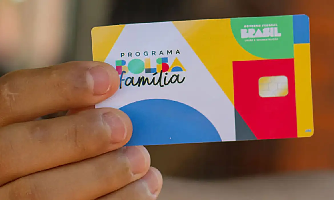 Governo antecipa Bolsa Família e eleva valor mínimo para R$ 691