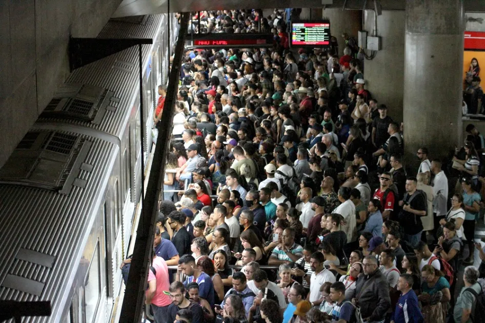 Linhas 1-Azul e 5-Lilás do Metrô de São Paulo registram falhas e atrasos