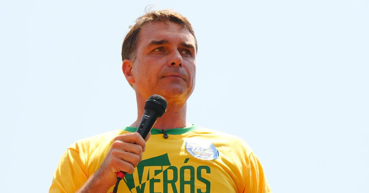 Flávio Bolsonaro recusa debate no domingo e avalia participação na Globo
