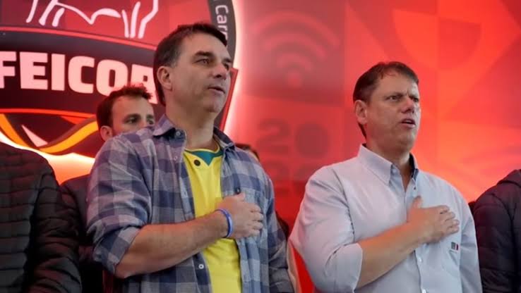 Tarcísio planeja viajar com Flávio Bolsonaro por cidades em campanha no segundo turno