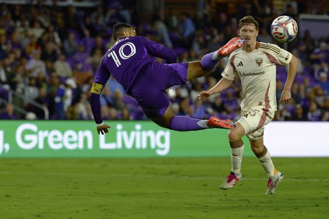 Orlando City goleia o D.C. United com golaço de escorpião