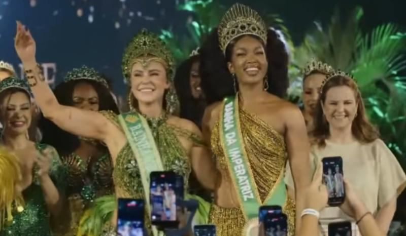 Paolla Oliveira assume coroa de rainha de bateria da Imperatriz