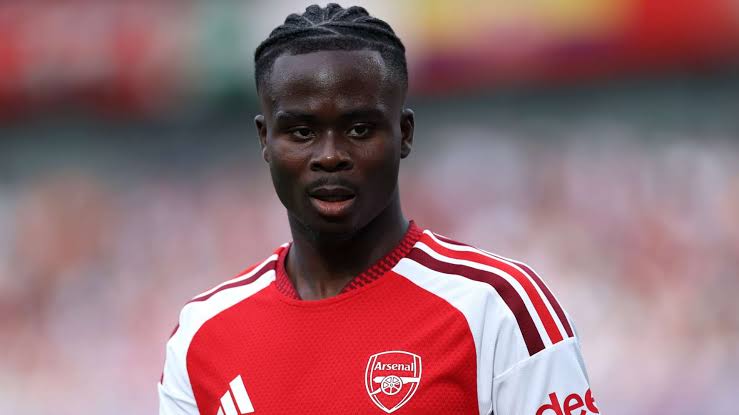 Bukayo Saka recebe Prêmio Sócrates por ações humanitárias