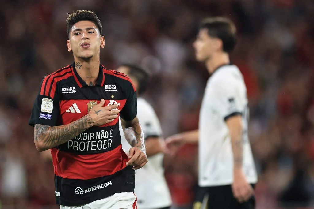 Flamengo vence o Atlético-MG no último lance e recupera liderança do Brasileirão