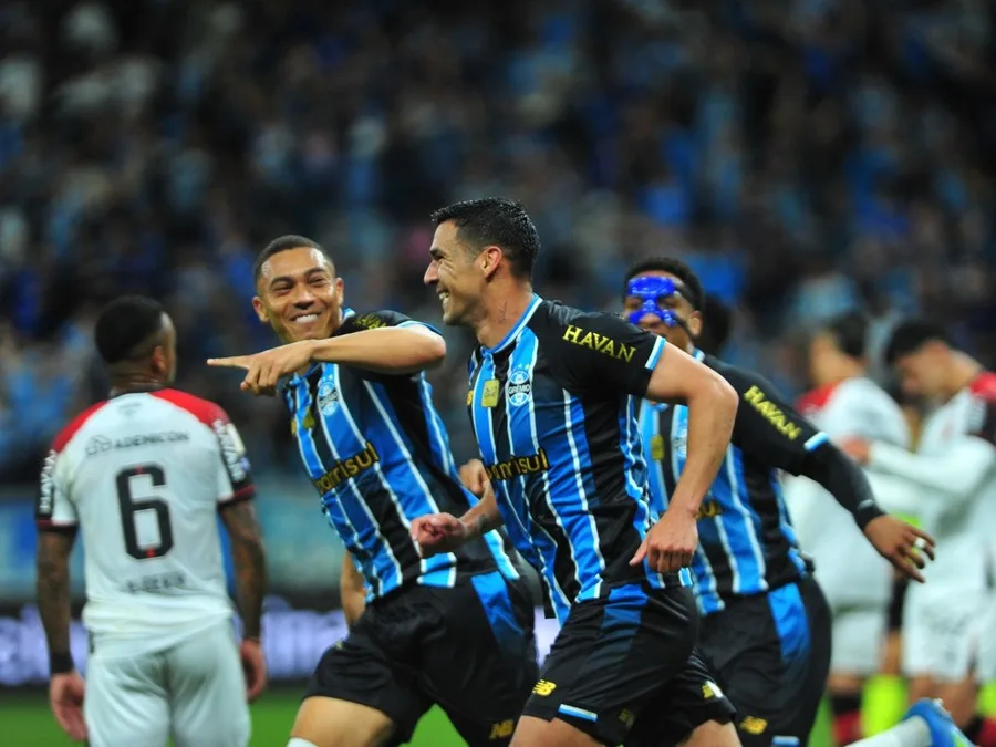 Grêmio vence o Athletico-PR por 2 a 0 na Arena e deixa a zona de rebaixamento