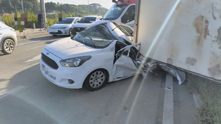 Acidente entre carro e carreta deixa uma idosa morta na BR-232, no Recife