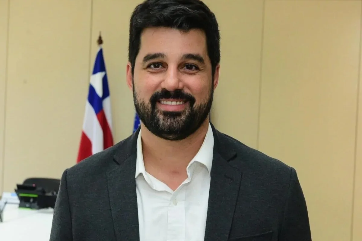 Secretário de Salvador alvo de prisão está em Paris