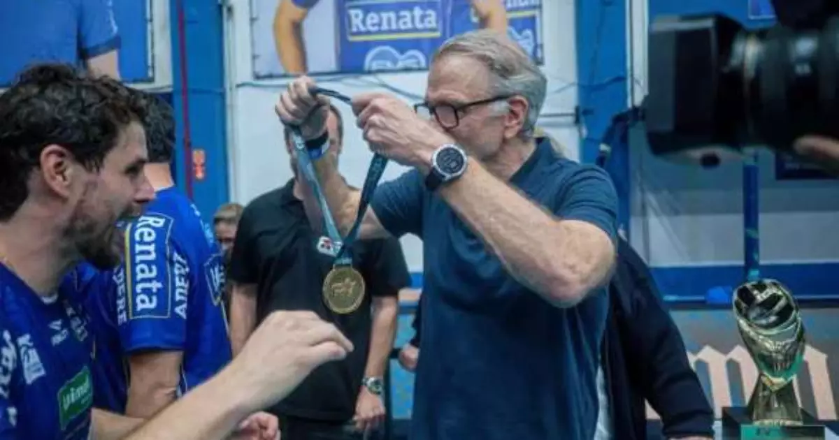 Bernardinho entrega medalha de ouro para o filho Bruninho em Campinas