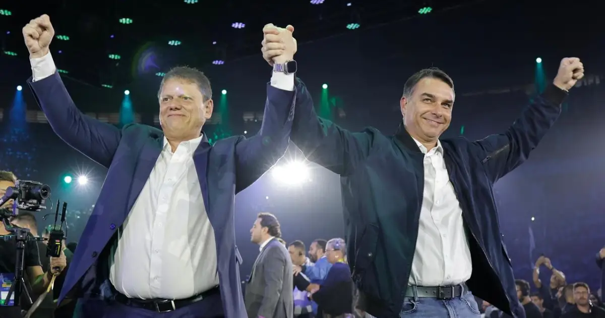 Flávio Bolsonaro muda estratégia para debate da Globo com ajuda de Tarcísio