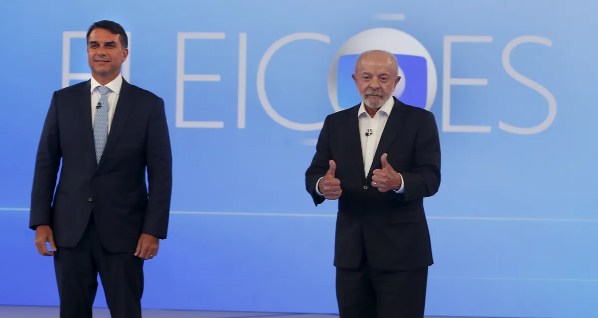 Lula e Flávio Bolsonaro invertem estilo de vestimenta em debate da TV Globo