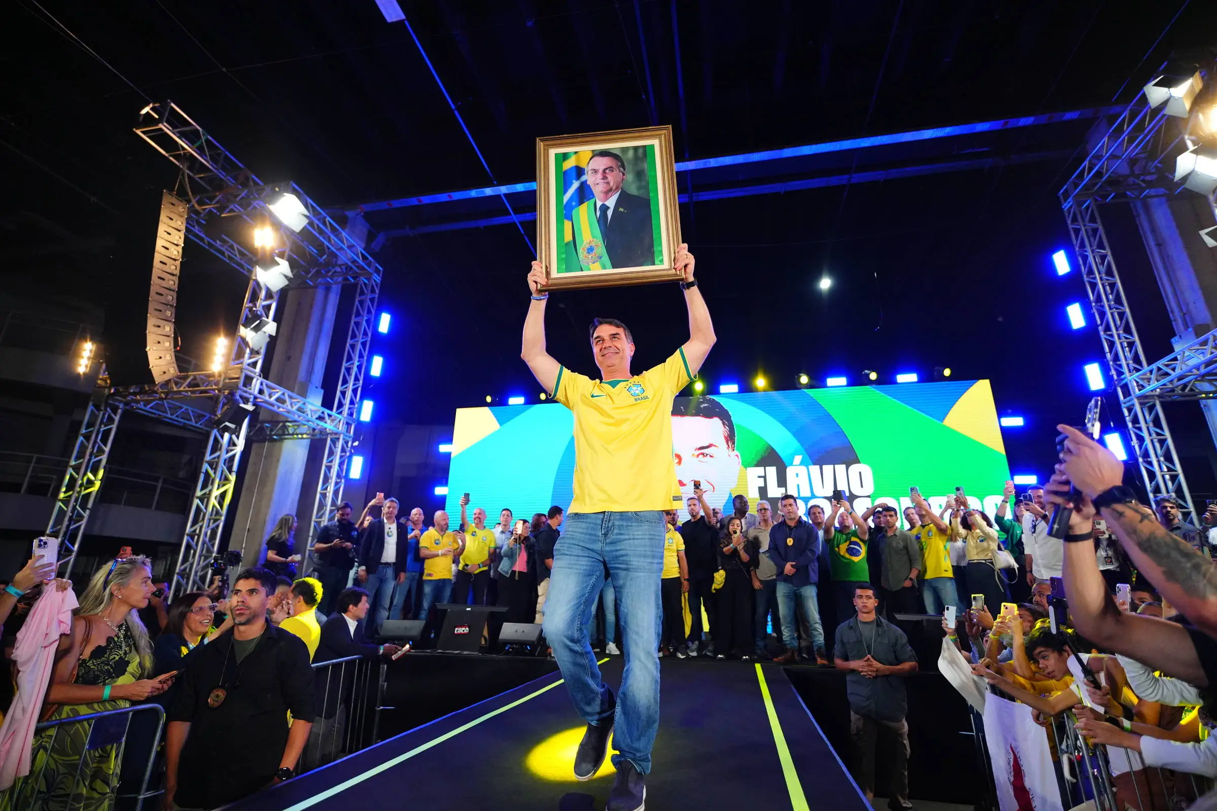 Defesa de Jair Bolsonaro pede ao STF liberação de visitas de Flávio antes do segundo turno