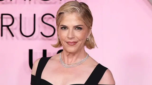 Selma Blair contesta acusações e diz que sofreu emergência médica em voo