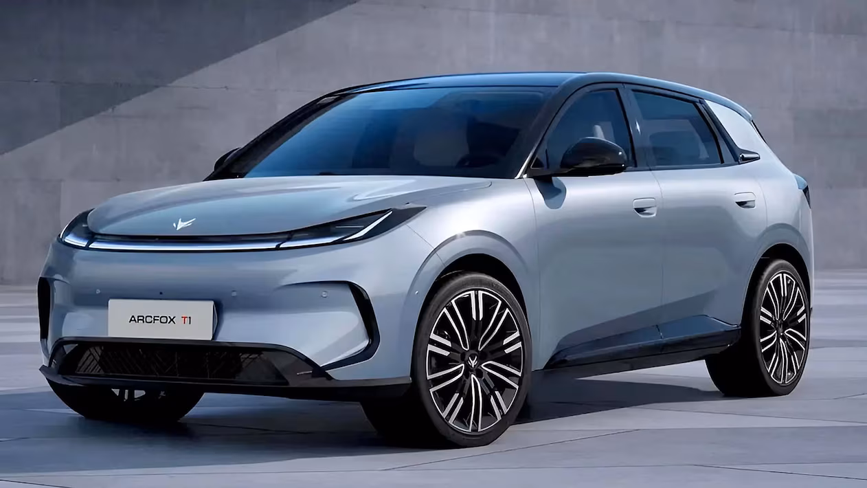 BAIC estreia no Brasil com hatch elétrico Arcfox T1 e rede própria