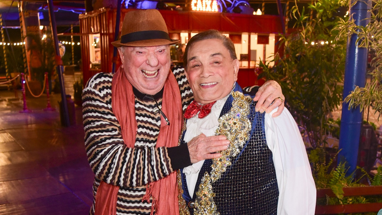 Raul Gil prestigia os 90 anos de Dedé Santana em circo em São Paulo