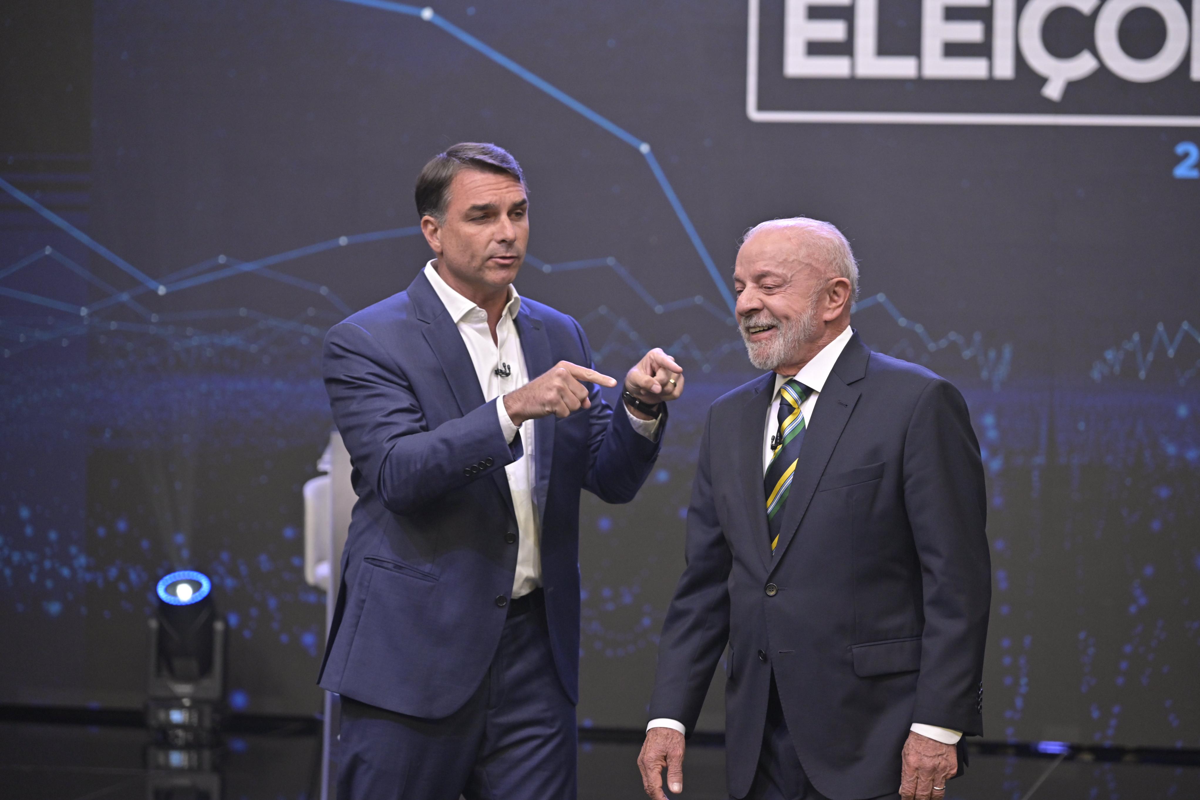 Lula e Flávio Bolsonaro batem boca em primeiro debate presidencial do segundo turno