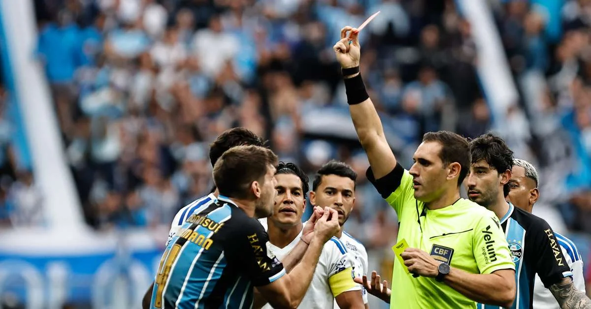 Kannemann é denunciado no STJD e pode desfalcar o Grêmio no Brasileirão