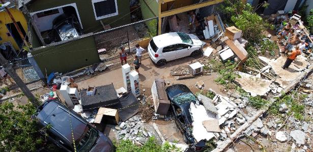 Enchente em São Paulo arrasta e amontoa dezenas de veículos na Zona Sul