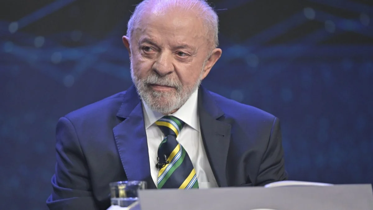Lula questiona Flávio Bolsonaro sobre vínculos com o Escritório do Crime