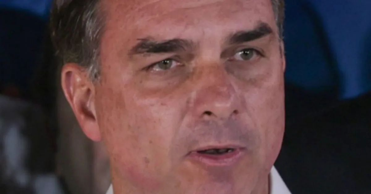 PF cancela passaportes de Flávio Bolsonaro após descumprimento de ordem