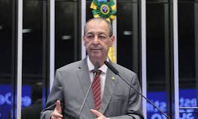 Omar Aziz anuncia medidas judiciais e diz querer adversários na cadeia