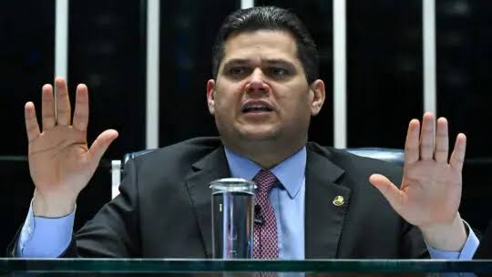 Alcolumbre avalia indulto a Bolsonaro em articulação para reeleição no Senado