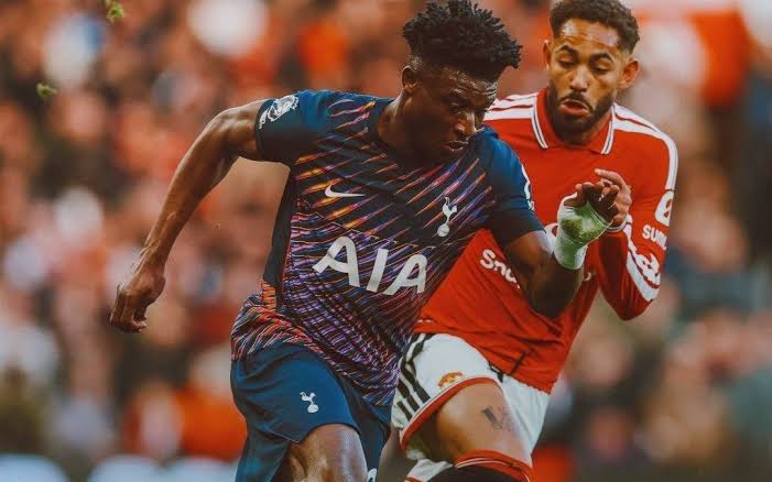 Manchester United empata com o Tottenham após estreia de Baleba
