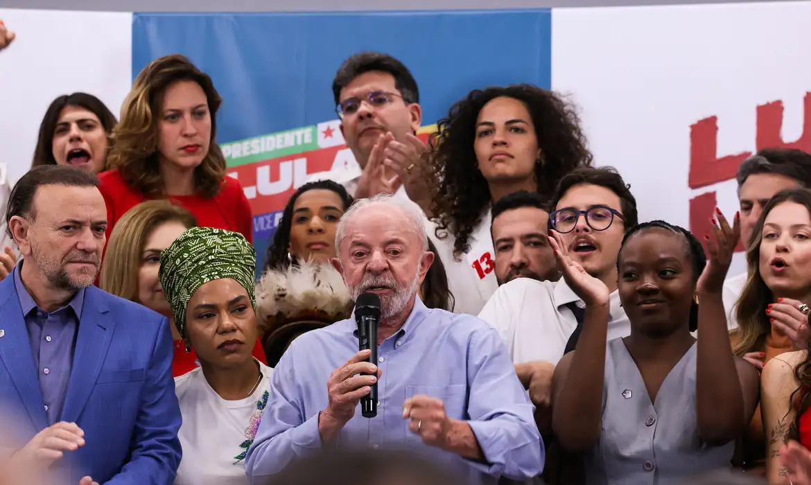 Lula cobra votação da escala 6x1 e articula apoios em São Paulo