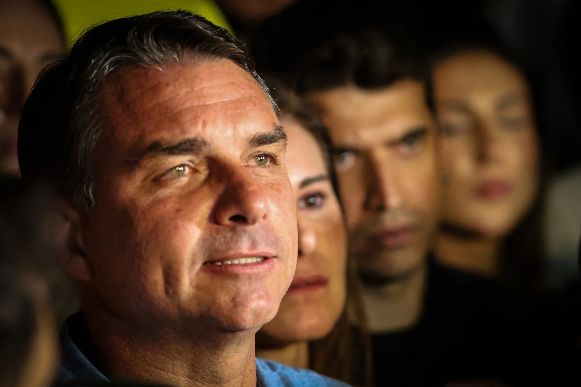 Flávio Bolsonaro promete governar para oposicionistas e fala em fim da era PT