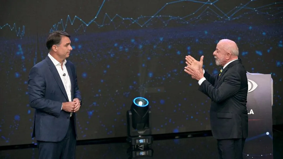 Lula e Flávio Bolsonaro se enfrentam no último debate antes do balotaje