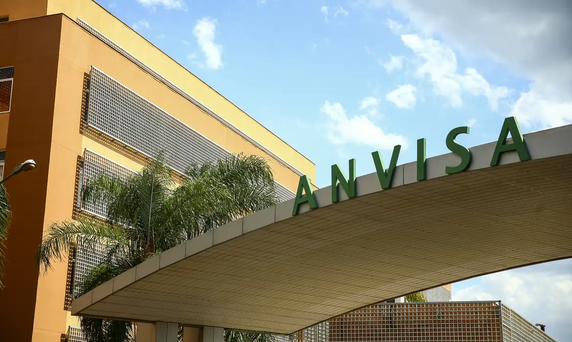 Anvisa proíbe venda e determina recolhimento de picolé e suplemento