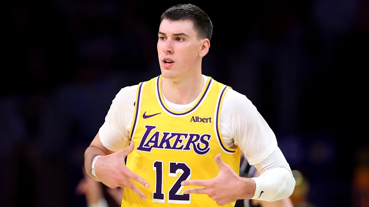 Jake LaRavia sofre lesão no tornozelo em vitória dos Lakers