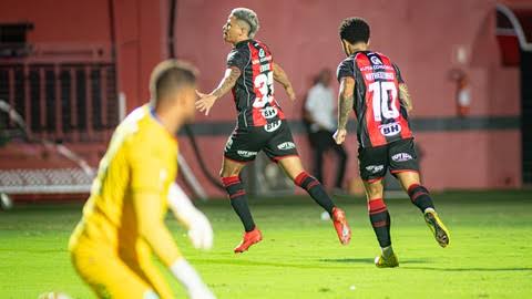 Vitória goleia a Chapecoense por 4 a 0 no Barradão pelo Brasileirão