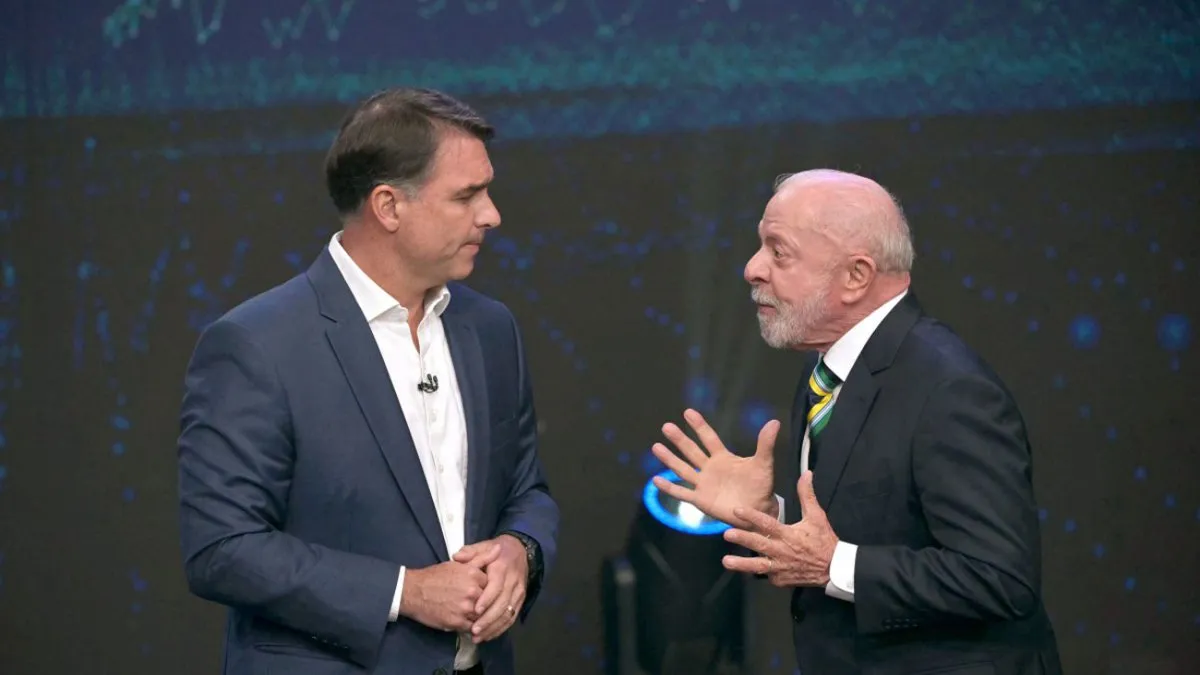 Lula e Flávio Bolsonaro trocam acusações de corrupção em debate
