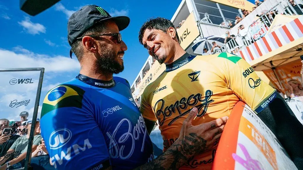 Gabriel Medina vence Filipe Toledo e avança às quartas em Peniche