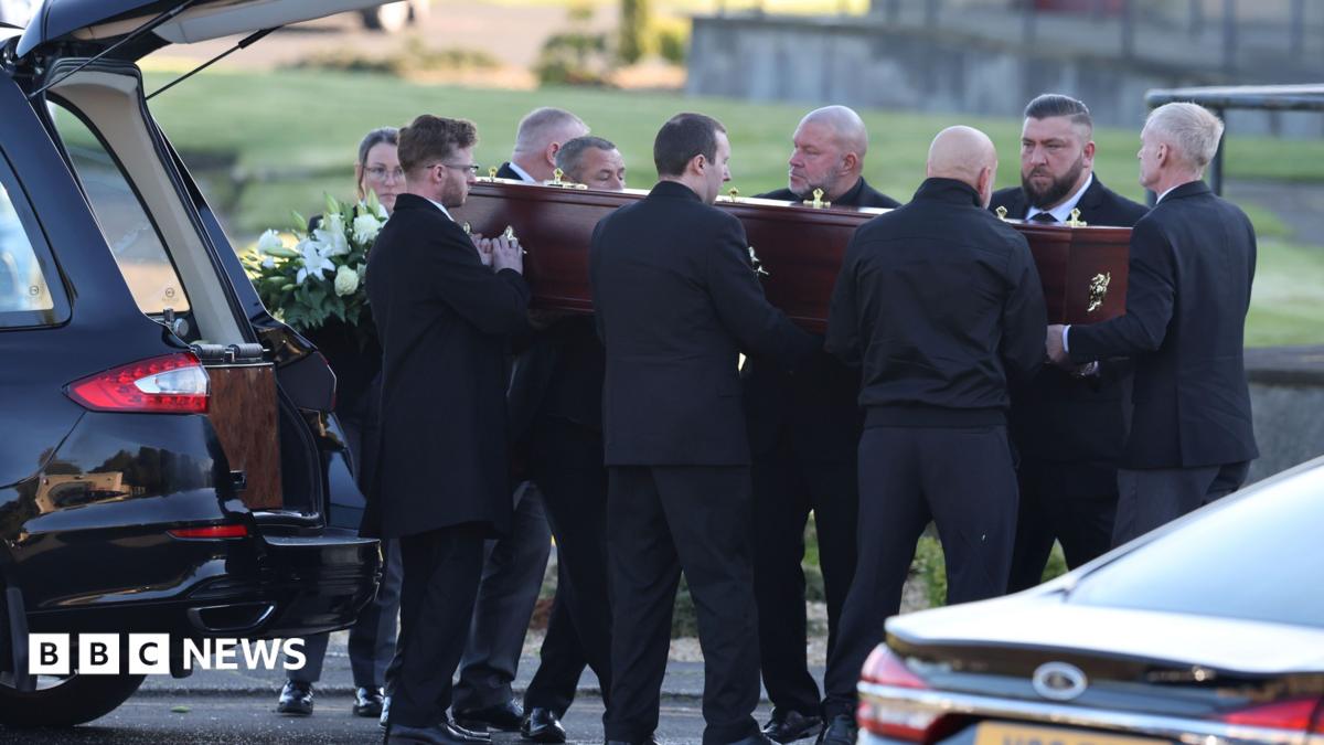 Funeral de Paul Ferris reúne dezenas de pessoas em Glasgow
