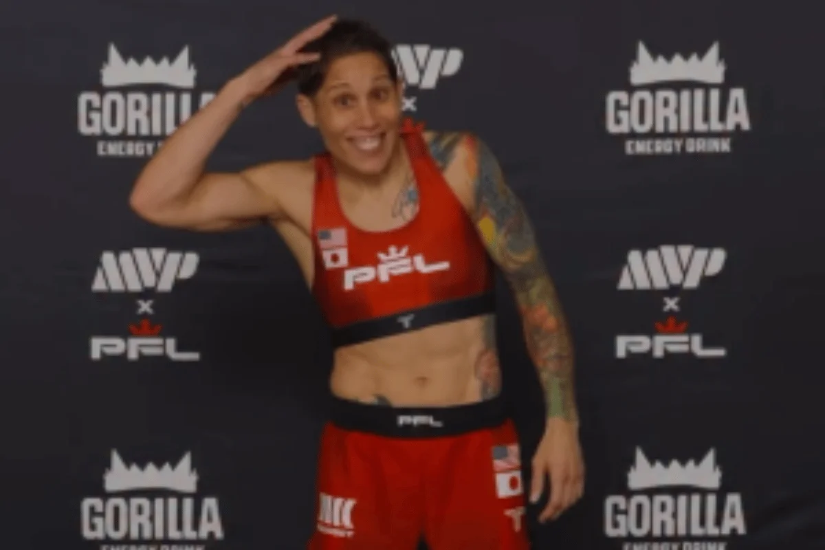Lutadora de MMA raspa a cabeça para bater o peso